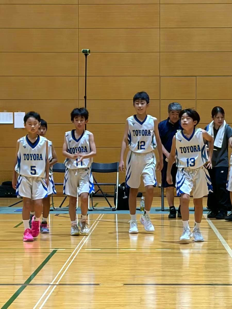 豊浦ミニバスケットボールの選手がコートに入る様子