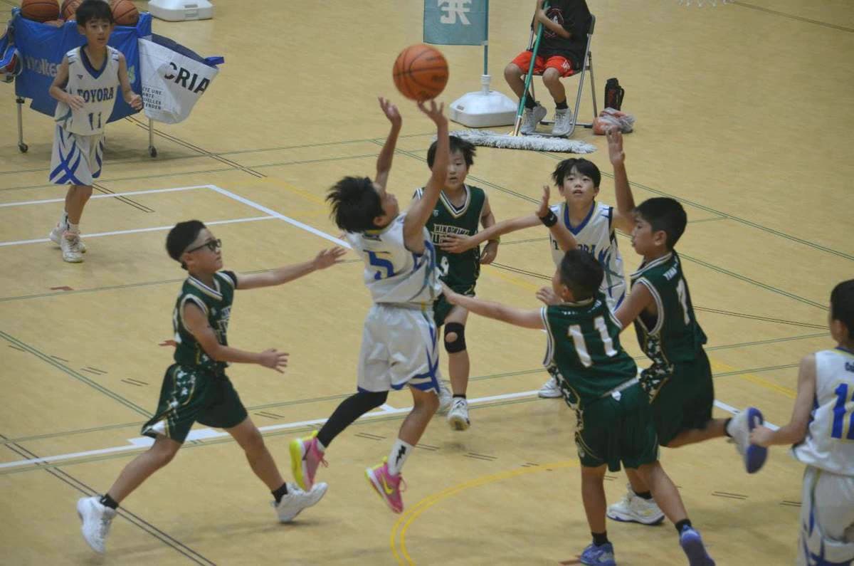 豊浦ミニバスケットボールの選手が試合でボールを競る様子