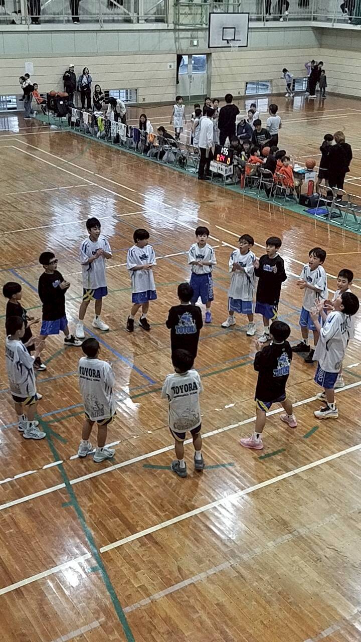 円陣を組むCORSAIRSの選手たち
